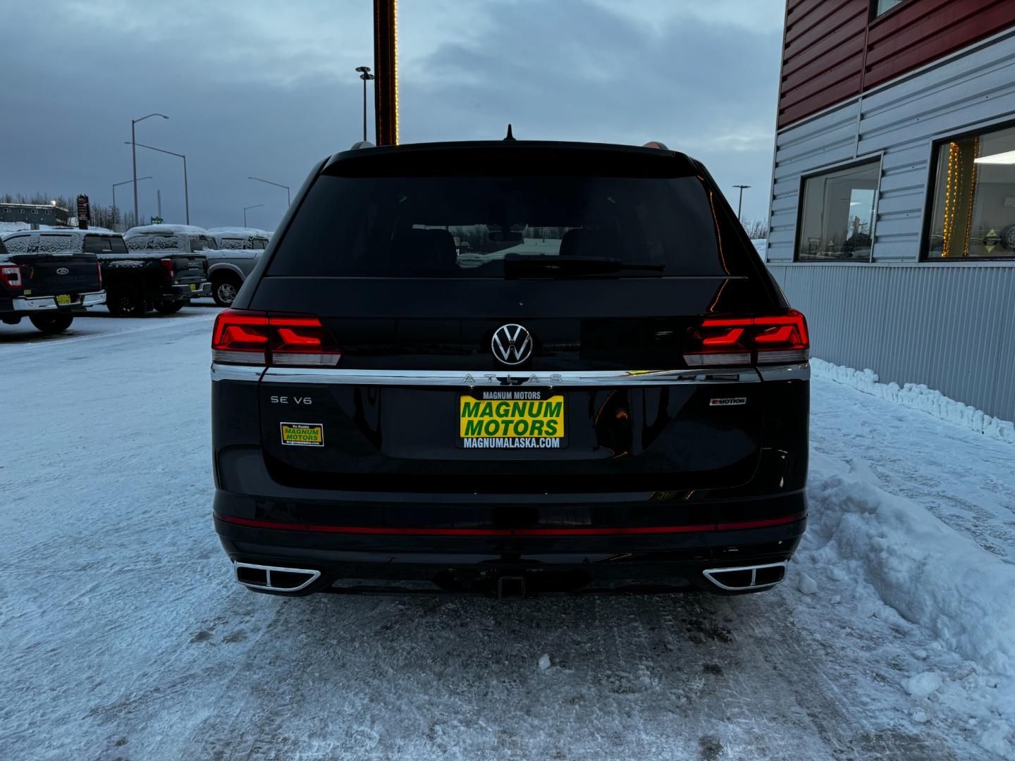 2021 Black /Black Volkswagen Atlas SEL 4-Motion (1V2RR2CA9MC) with an 3.6L V6 Gasoline engine, located at 1960 Industrial Drive, Wasilla, 99654, (907) 274-2277, 61.573475, -149.400146 - Photo#4